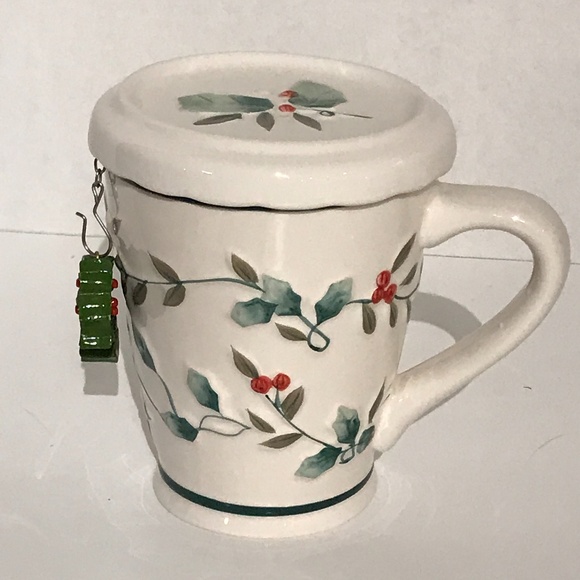 Pfaltzgraff Other - Pfaltzgraff Tea Cup w/lid & infuser "Winterberry"